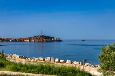 Hırvatistan 'ın İstriya Yarımadası' ndaki eski romantik Rovinj kasabası manzarası