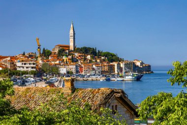 Hırvatistan 'ın İstriya Yarımadası' ndaki eski romantik Rovinj kasabası manzarası