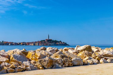 Hırvatistan 'ın İstriya Yarımadası' ndaki eski romantik Rovinj kasabası manzarası