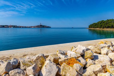 Hırvatistan 'ın İstriya Yarımadası' ndaki eski romantik Rovinj kasabası manzarası