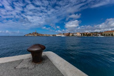 Hırvatistan 'ın İstriya Yarımadası' ndaki eski romantik Rovinj kasabası manzarası