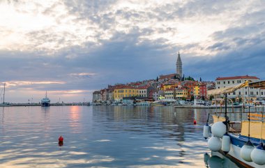 Hırvatistan 'ın İstriya Yarımadası' ndaki eski romantik Rovinj kasabası manzarası
