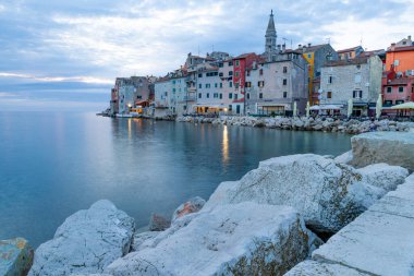 Hırvatistan 'ın İstriya Yarımadası' ndaki eski romantik Rovinj kasabası manzarası