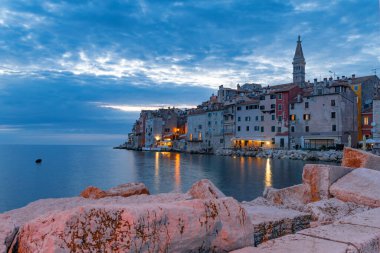 Hırvatistan 'ın İstriya Yarımadası' ndaki eski romantik Rovinj kasabası manzarası
