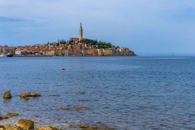 Hırvatistan 'ın İstriya Yarımadası' ndaki eski romantik Rovinj kasabası manzarası