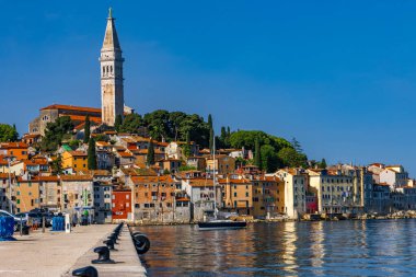 Hırvatistan 'ın İstriya Yarımadası' ndaki eski romantik Rovinj kasabası manzarası