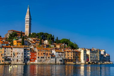 Hırvatistan 'ın İstriya Yarımadası' ndaki eski romantik Rovinj kasabası manzarası