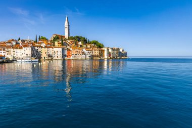Hırvatistan 'ın İstriya Yarımadası' ndaki eski romantik Rovinj kasabası manzarası