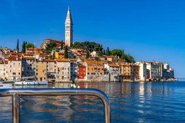 Hırvatistan 'ın İstriya Yarımadası' ndaki eski romantik Rovinj kasabası manzarası