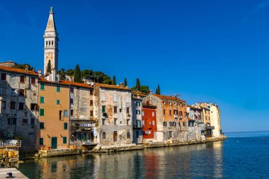 Hırvatistan 'ın İstriya Yarımadası' ndaki eski romantik Rovinj kasabası manzarası