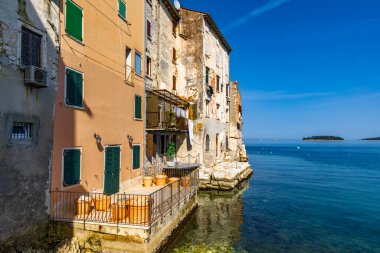 Hırvatistan 'ın İstriya Yarımadası' ndaki eski romantik Rovinj kasabası manzarası
