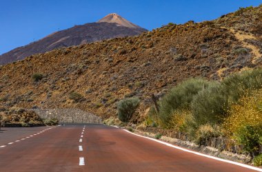 Tenerife İspanya 'daki El Teide volkanına giden yol.