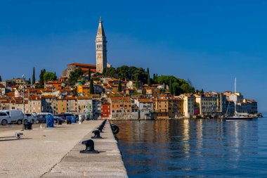 İstriya Yarımadası Hırvatistan 'daki eski romantik Rovinj kasabası manzarası 
