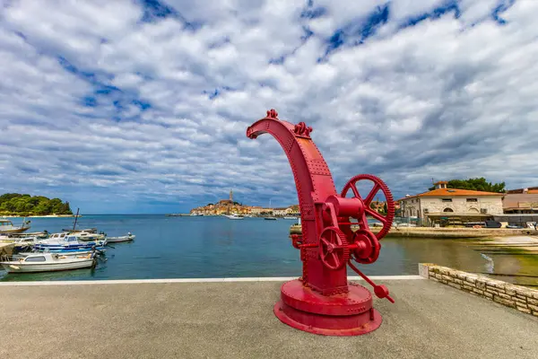 Rovinj limanındaki eski kırmızı vinç, Saint Euphemia Hırvatistan Kilisesi 'nin ufuk çizgisi manzarası 