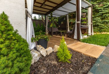 Bahçe terası, dinlenme yeri, ahşap paletler, pergola ve çiçeklerden yapılmış bahçe mobilyaları.