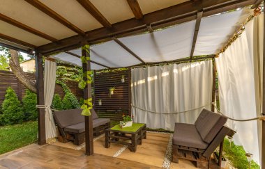 Bahçe terası, dinlenme yeri, ahşap paletler, pergola ve çiçeklerden yapılmış bahçe mobilyaları.