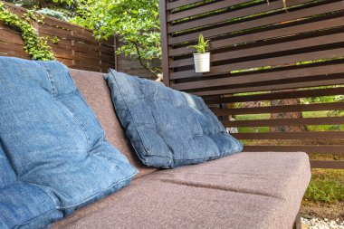 Bahçe terası, dinlenme yeri, ahşap paletler, pergola ve çiçeklerden yapılmış bahçe mobilyaları.