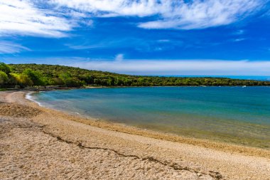 Hırvatistan 'ın İstrian kıyısındaki Rovinj yakınlarındaki turistler için erişilemez boş kayalık plajlar