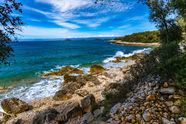 Hırvatistan 'ın İstrian kıyısındaki Rovinj yakınlarındaki turistler için erişilemez boş kayalık plajlar