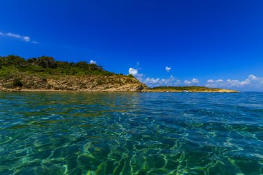 Hırvatistan 'daki Adriyatik Denizi' nin kristal berrak suları olan Rab Sahara Sahili 'ndeki kumsallar