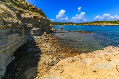 Hırvatistan 'daki Adriyatik Denizi' nin kristal berrak suları olan Rab Sahara Sahili 'ndeki kumsallar