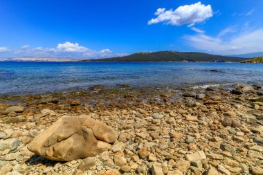 Hırvatistan 'daki Adriyatik Denizi' nin kristal berrak suları olan Rab Sahara Sahili 'ndeki kumsallar