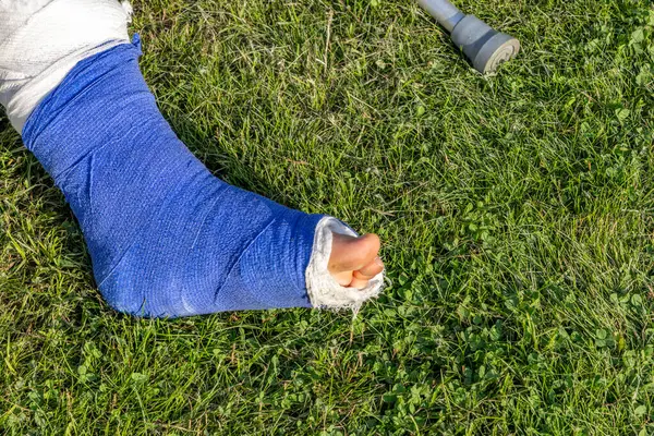 Futbol maçında alçıda kırık bacağı olan bir çocuk genç bir atleti sakatladı.