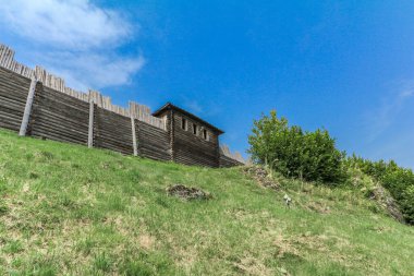 Birow Polonya 'da ortaçağ ahşap savunma yerleşkesi 