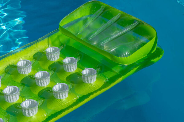 Зеленый надувной матрас в какашках