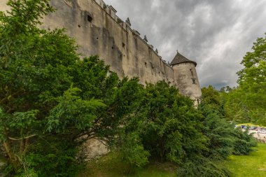 Nidzica 'daki şatonun kalıntıları, Czorsztyn Gölü' nün manzarası