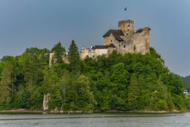 Nidzica 'daki şatonun kalıntıları, Czorsztyn Gölü' nün manzarası