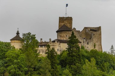 Nidzica 'daki şatonun kalıntıları, Czorsztyn Gölü' nün manzarası