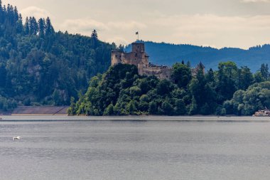 Nidzica 'daki şatonun kalıntıları, Czorsztyn Gölü' nün manzarası