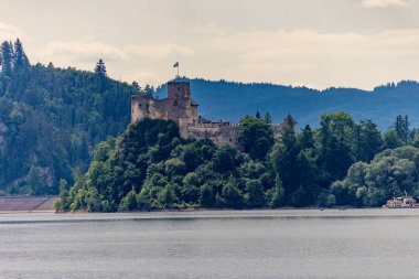 Nidzica 'daki şatonun kalıntıları, Czorsztyn Gölü' nün manzarası