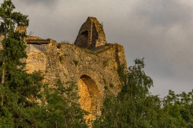 Czorsztyn 'de göl kenarındaki şatonun kalıntıları, turistik eğlence merkezi, Polonya' daki Instagram merkezi.