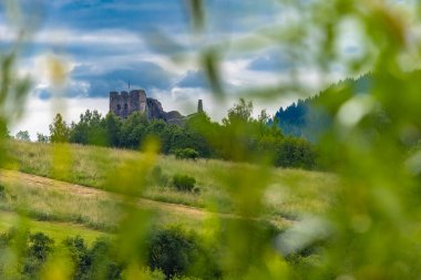 Czorsztyn 'de göl kenarındaki şatonun kalıntıları, turistik eğlence merkezi, Polonya' daki Instagram merkezi.