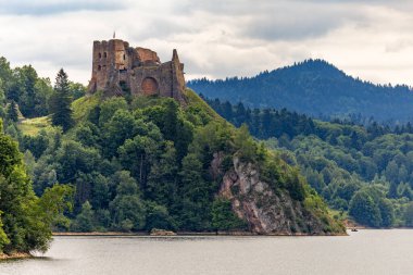 Czorsztyn 'de göl kenarındaki şatonun kalıntıları, turistik eğlence merkezi, Polonya' daki Instagram merkezi.
