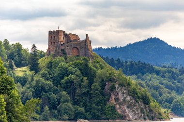 Czorsztyn 'de göl kenarındaki şatonun kalıntıları, turistik eğlence merkezi, Polonya' daki Instagram merkezi.