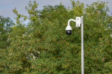 Güvenlik kameraları için duvarda asılı kamera var.