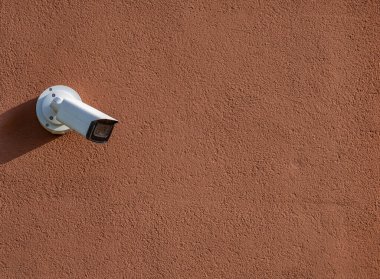 Güvenlik kameraları için duvarda asılı kamera var.