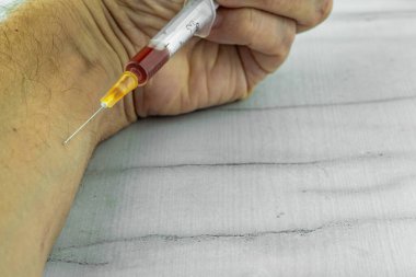 Fentanil opioidler morfin Krak ilaçları ve ilaçlar. Bir adam elinde bir şırınga tutuyor ve Han 'ına iğne batırıyor.