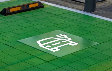 Bir alışveriş merkezinde elektrikli arabalar için şarj istasyonu, araba şarjı için inşaat