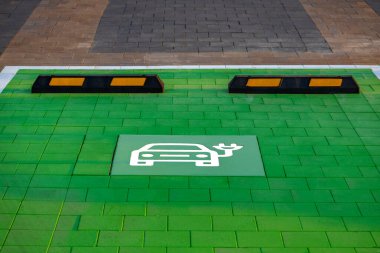 Bir alışveriş merkezinde elektrikli arabalar için şarj istasyonu, araba şarjı için inşaat