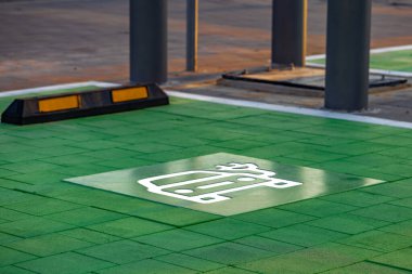 Bir alışveriş merkezinde elektrikli arabalar için şarj istasyonu, araba şarjı için inşaat