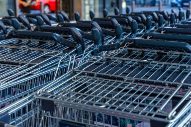 Avrupa hipermarketinin önünde alışveriş arabaları.