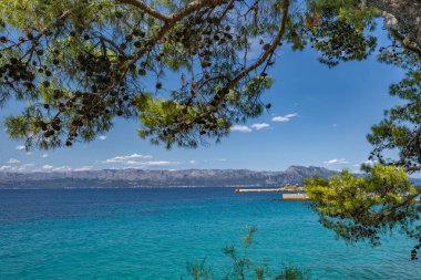 Hırvatistan 'ın Adriyatik kıyısı mavi berrak su Peljesac yarımadası Trpan