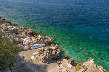 Hırvatistan 'ın Adriyatik kıyısı mavi berrak su Peljesac yarımadası Trpan