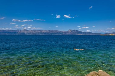 Hırvatistan 'ın Adriyatik kıyısı mavi berrak su Peljesac yarımadası Trpan