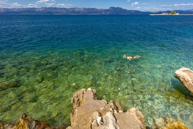 Hırvatistan 'ın Adriyatik kıyısı mavi berrak su Peljesac yarımadası Trpan