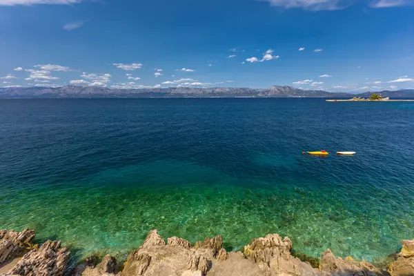 Hırvatistan 'ın Adriyatik kıyısı mavi berrak su Peljesac yarımadası Trpan